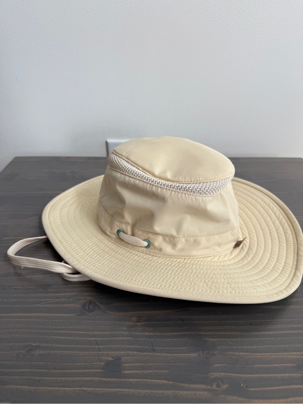Unisex Tilley Endurables LTM6 Airflo hat 
Cream coloured